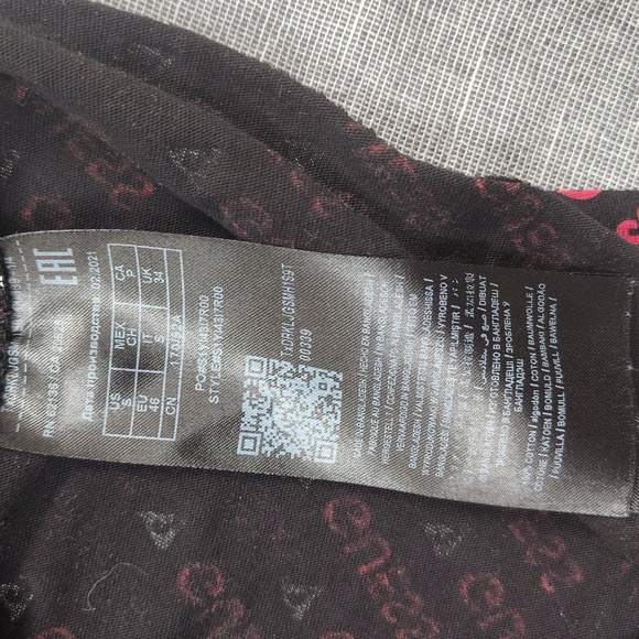 Guess All Over Print Shirt Size Small Red Black Casual Crew Spell Out - Picture 4 of 8